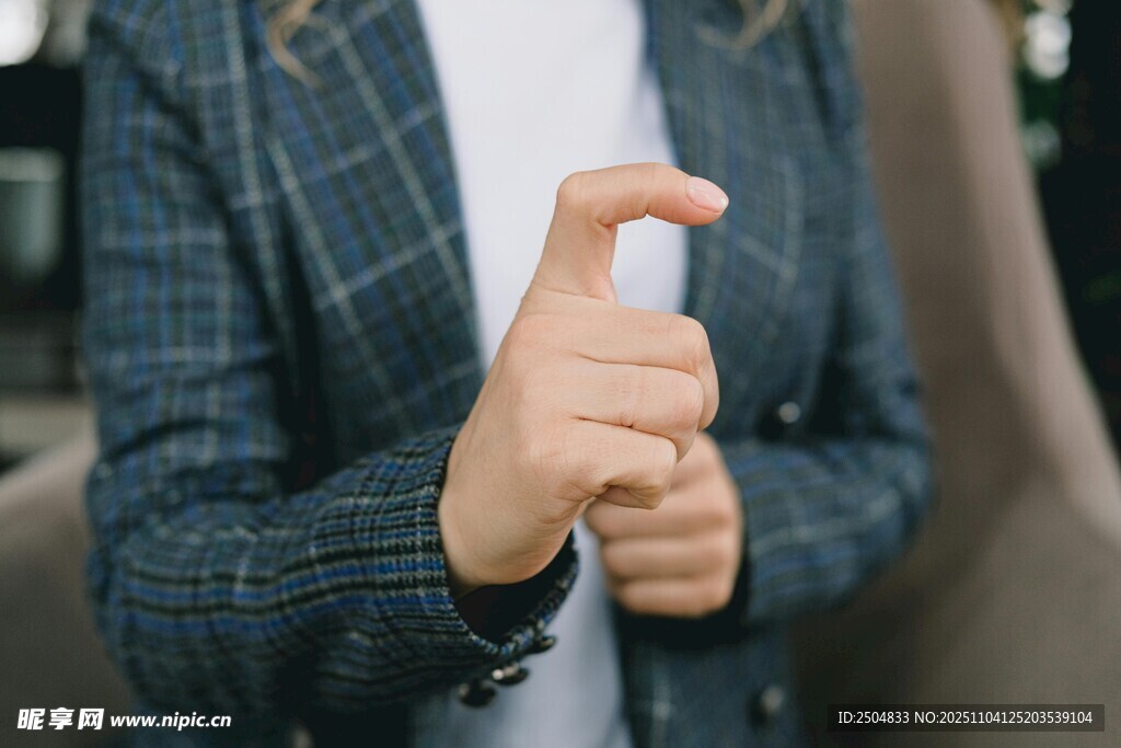 手持噴霧器的時尚穿搭者