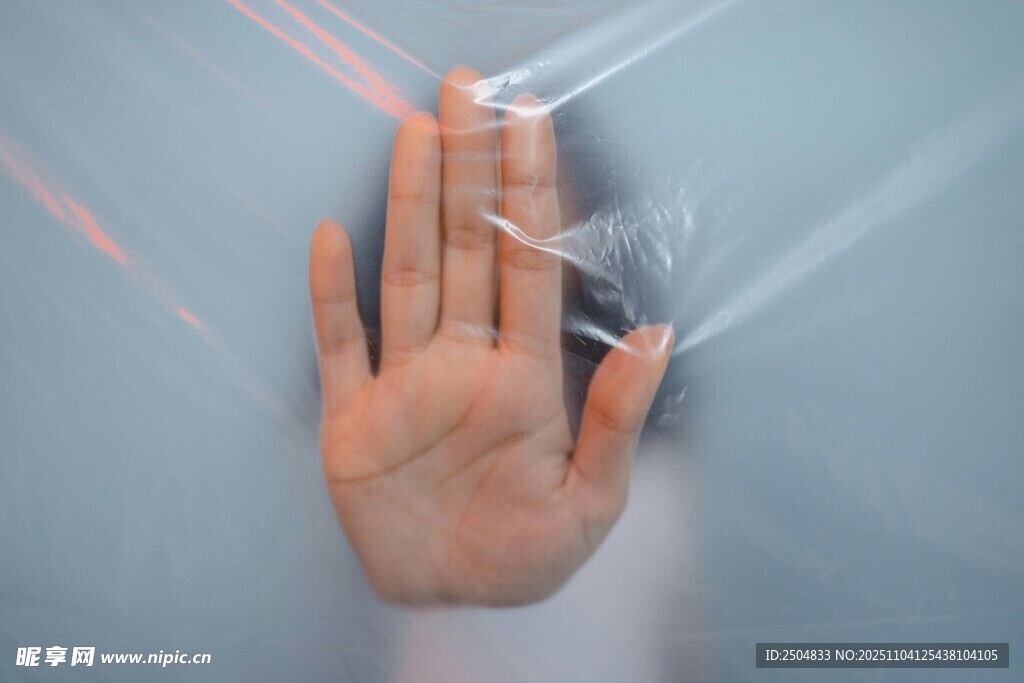 手穿透透明薄膜的瞬間