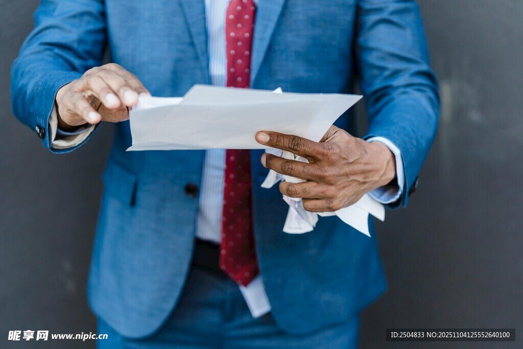 商務(wù)人士手持文件