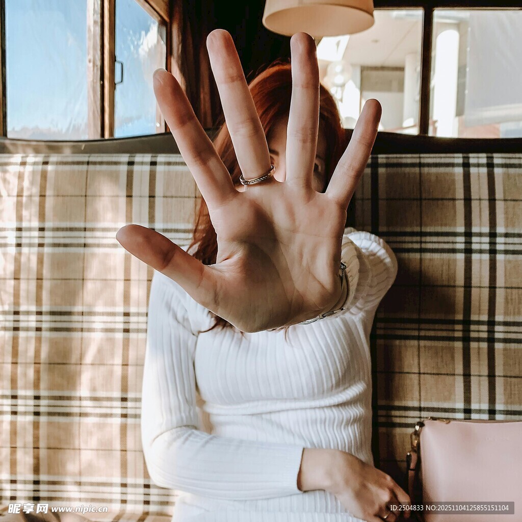 手遮臉的休閑姿態(tài)女性