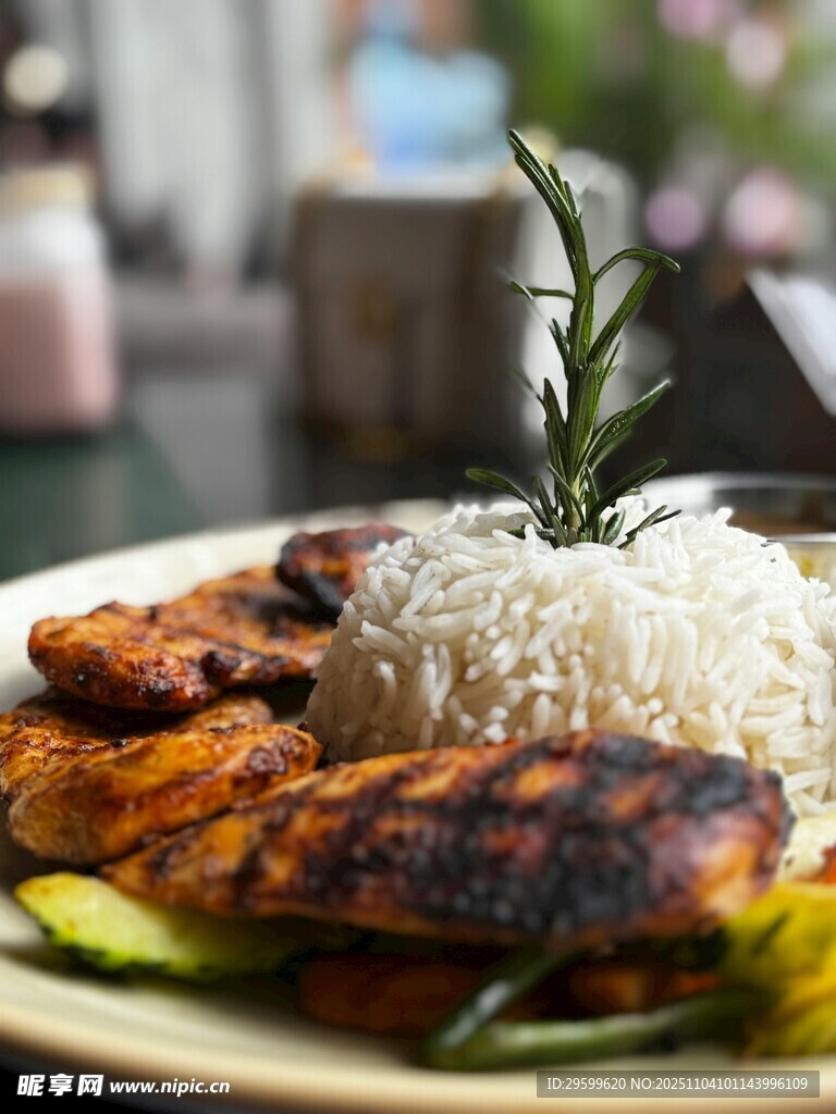 美味烤雞配米飯擺盤精致