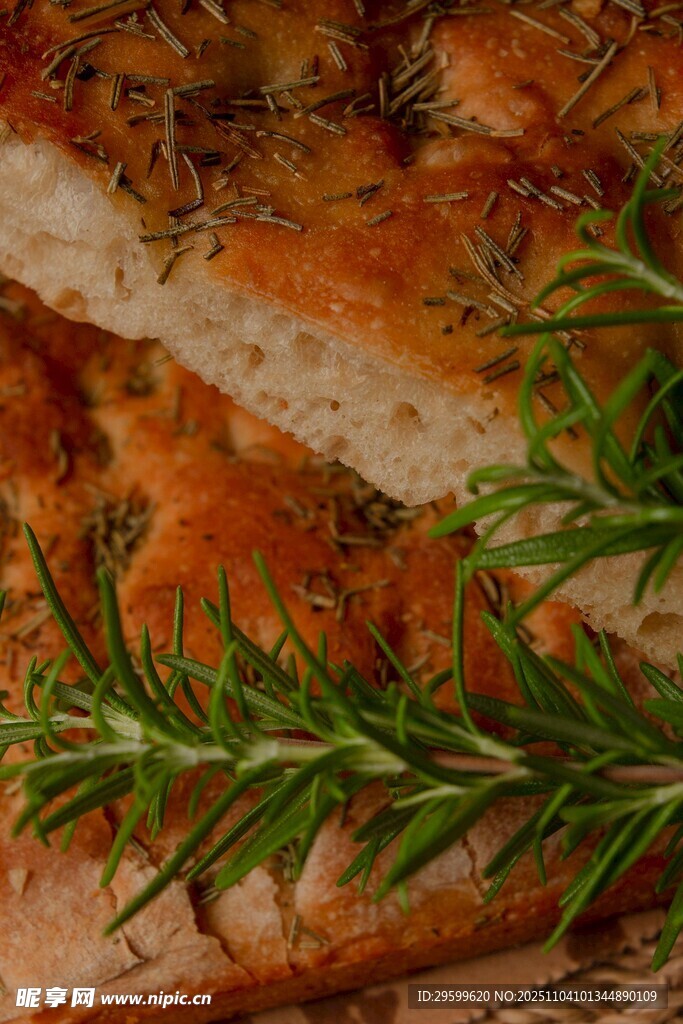 迷迭香點(diǎn)綴的美味烤肉