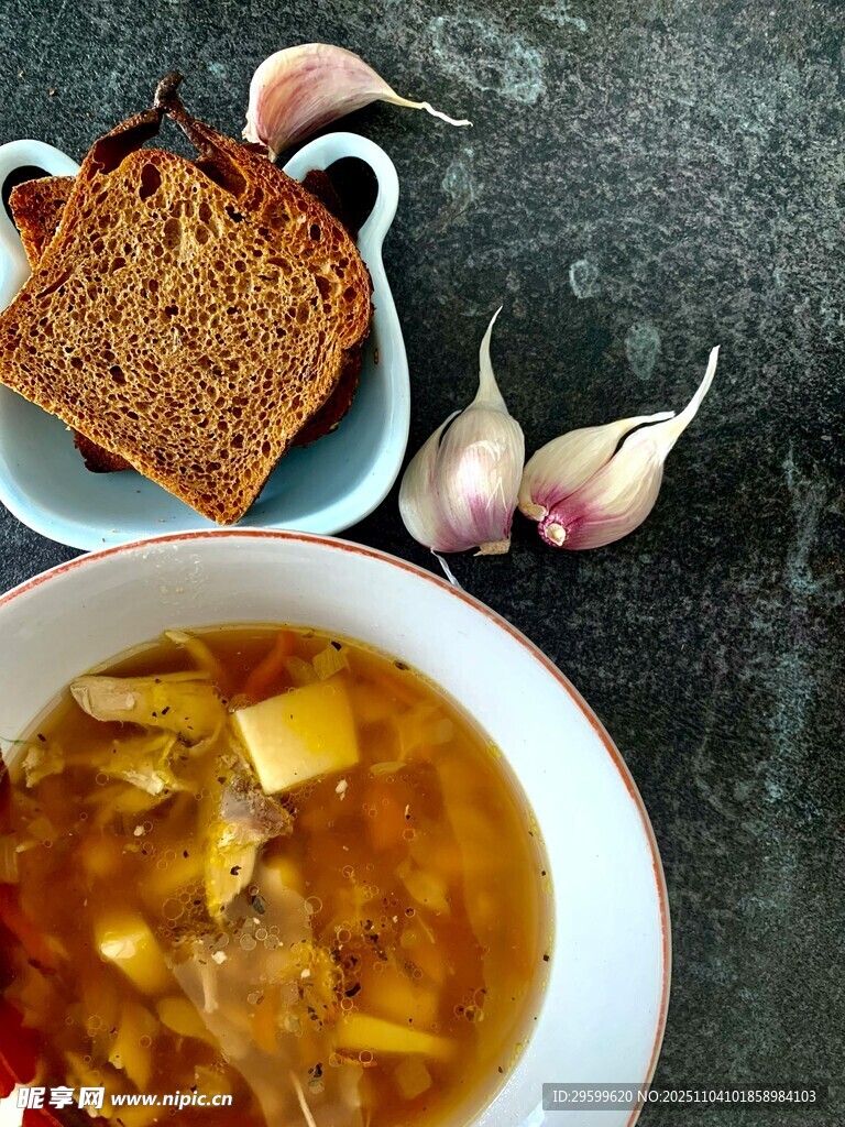 美味湯品搭配面包與大蒜