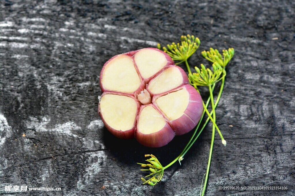 切開的粉色根莖類蔬菜