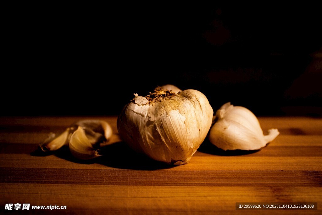 木桌上的剝開大蒜