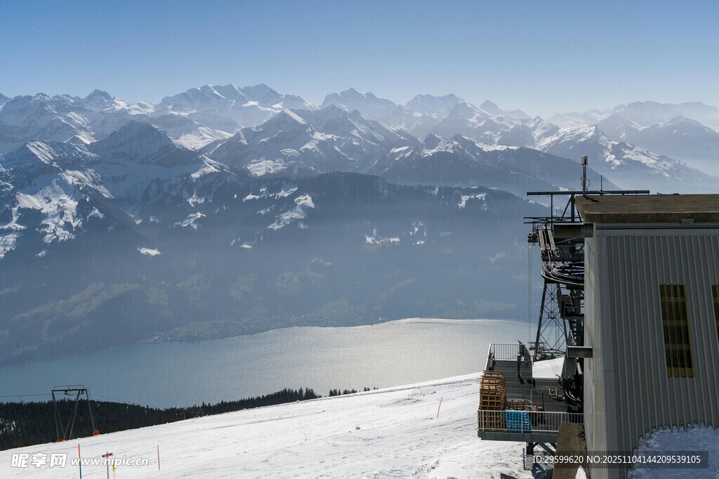 雪山旁的建筑與壯麗景致