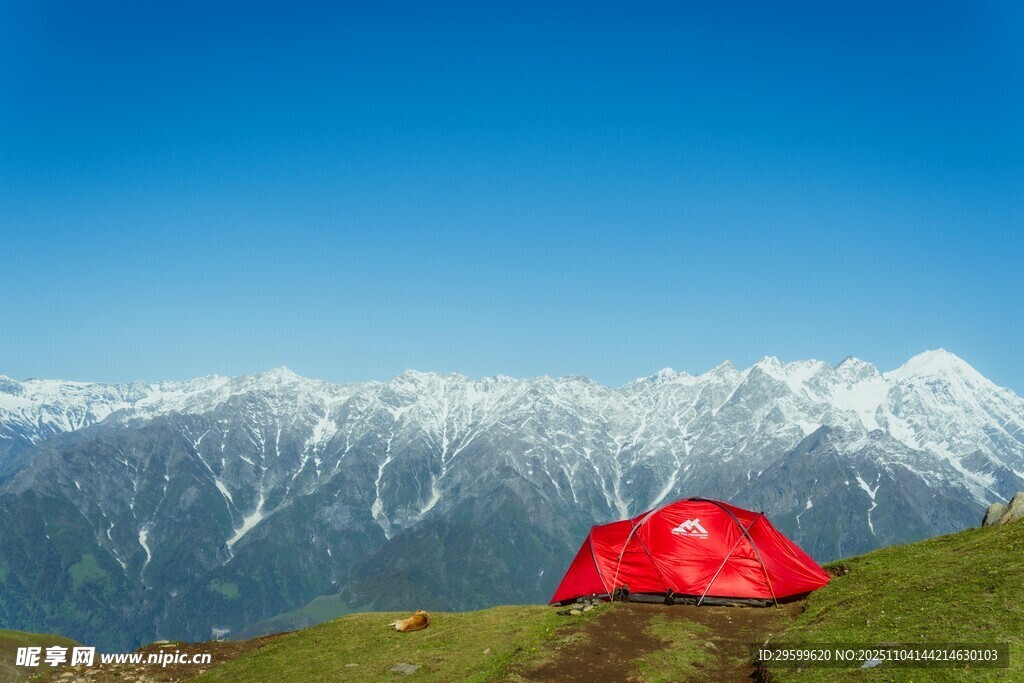 雪山下的紅色露營帳篷