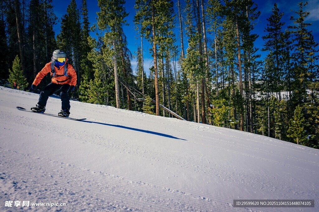 滑雪者在山林間的雪坡滑行