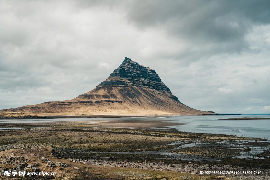 冰島孤峰屹立于水域之上