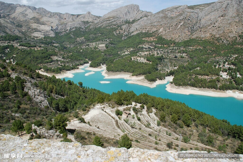 高山環(huán)抱的碧藍(lán)色湖泊