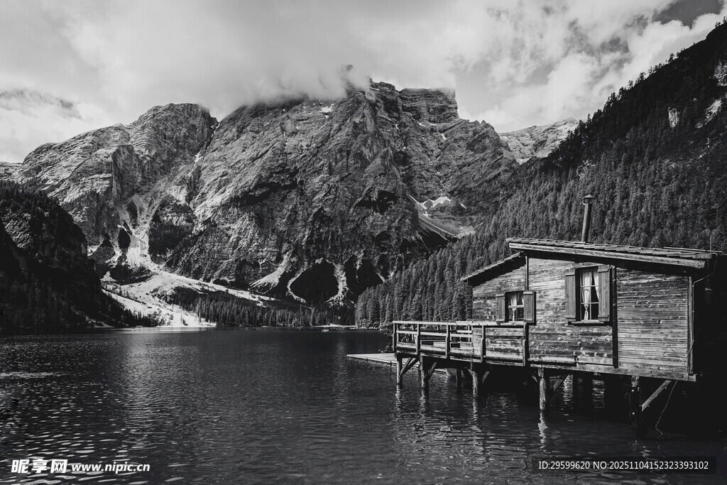湖畔木屋與遠(yuǎn)山黑白景致