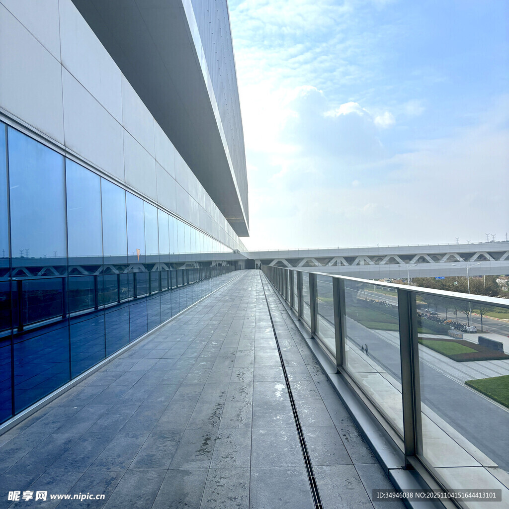 現(xiàn)代建筑露天觀景長廊