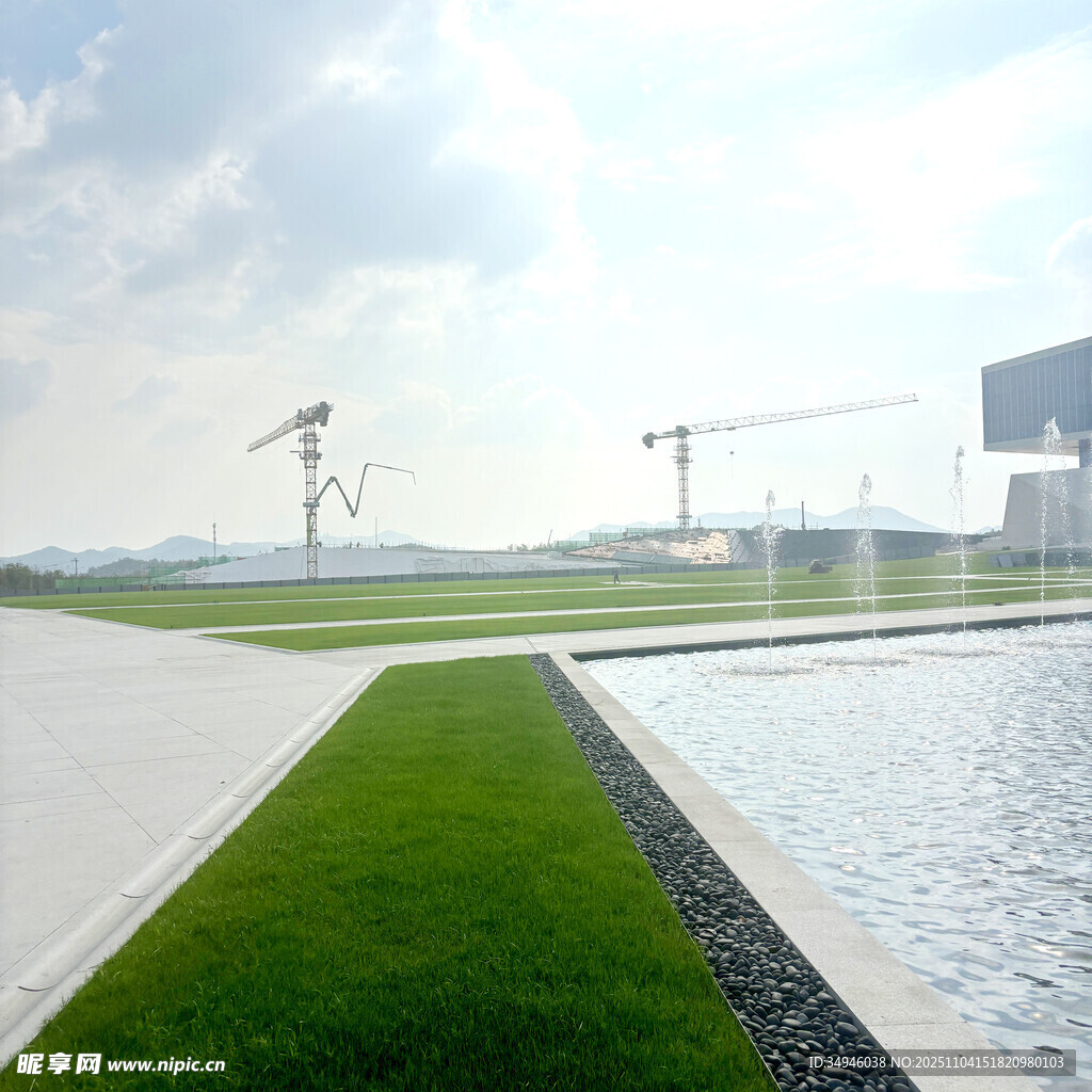 現(xiàn)代景觀中的綠地與水景