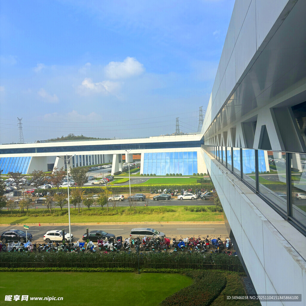 俯瞰現(xiàn)代化機(jī)場建筑景觀