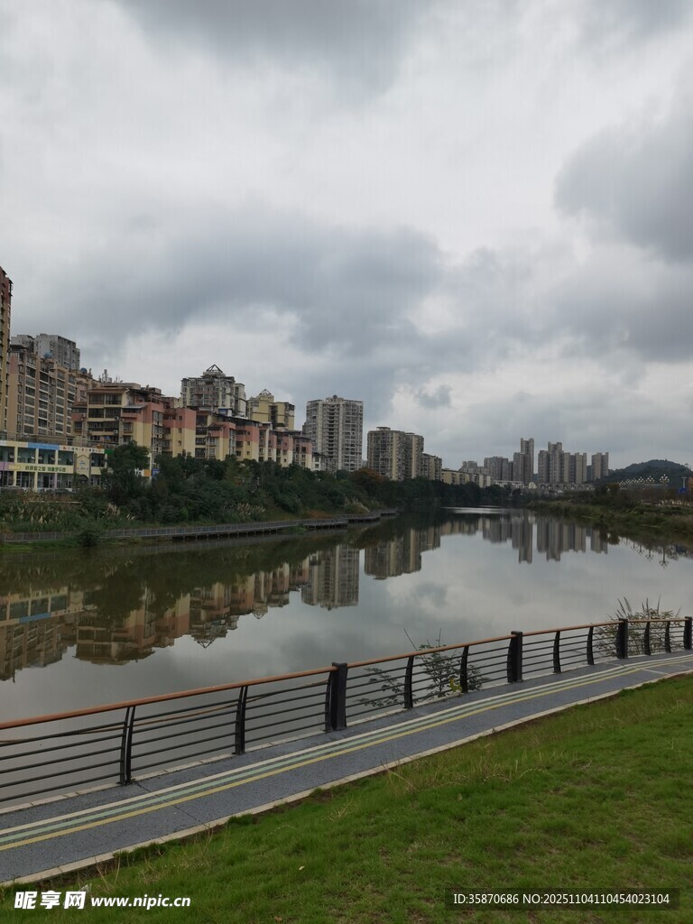 河畔城市風(fēng)光寧?kù)o景致