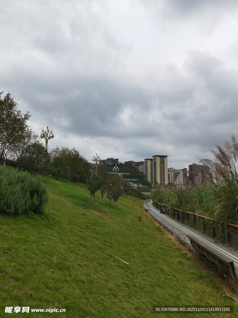 陰天的草地與遠(yuǎn)處建筑