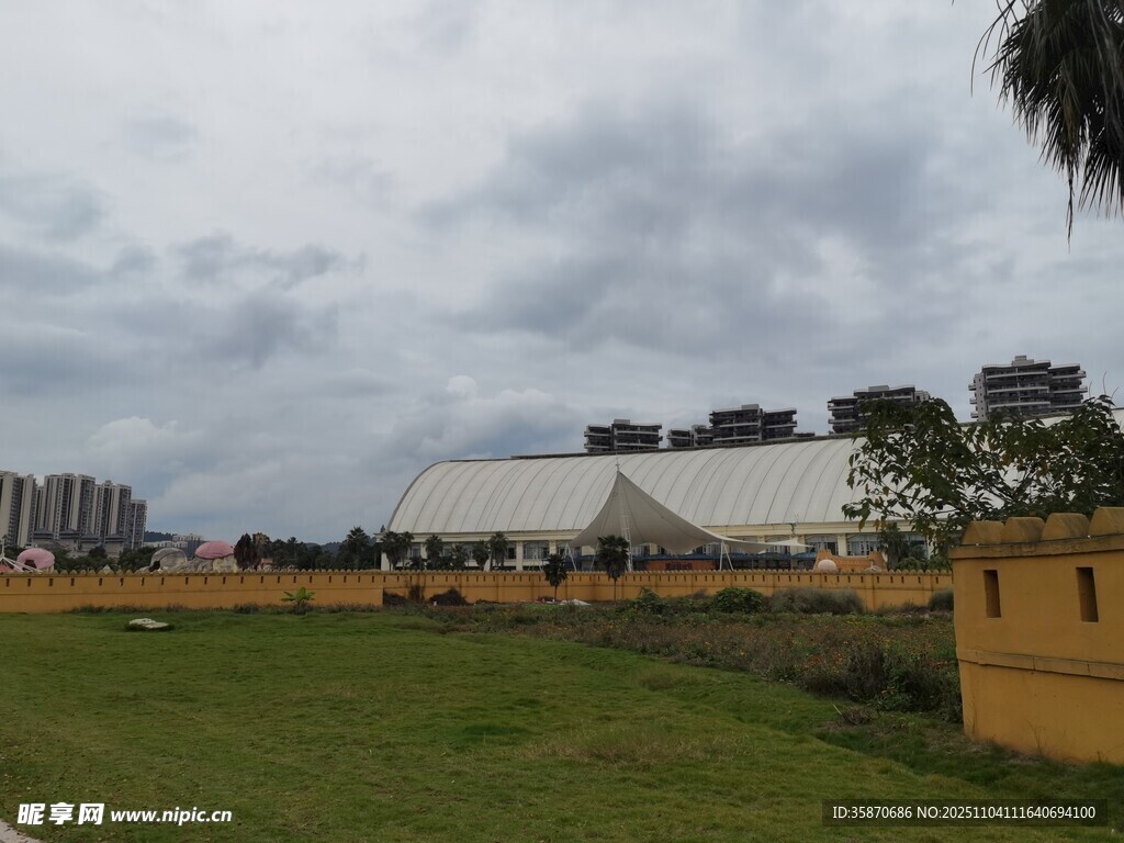 戶外草地旁的大型白色建筑