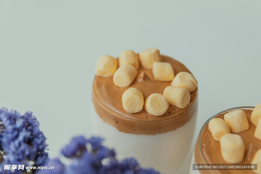 精致糕點(diǎn)與紫色花卉搭配