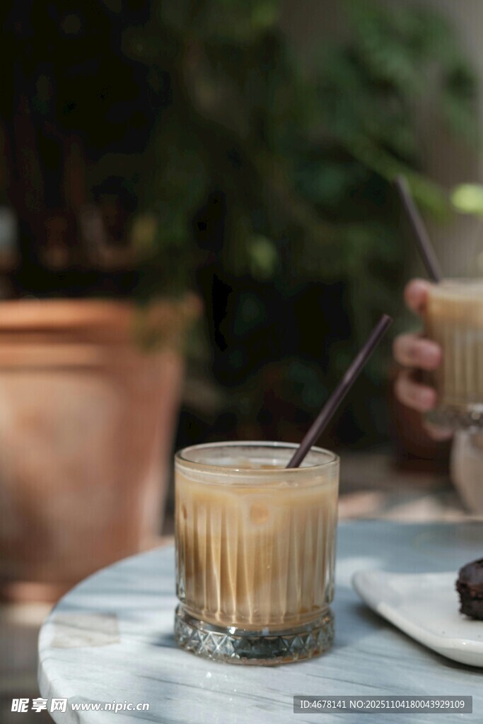 桌上的美味冰飲
