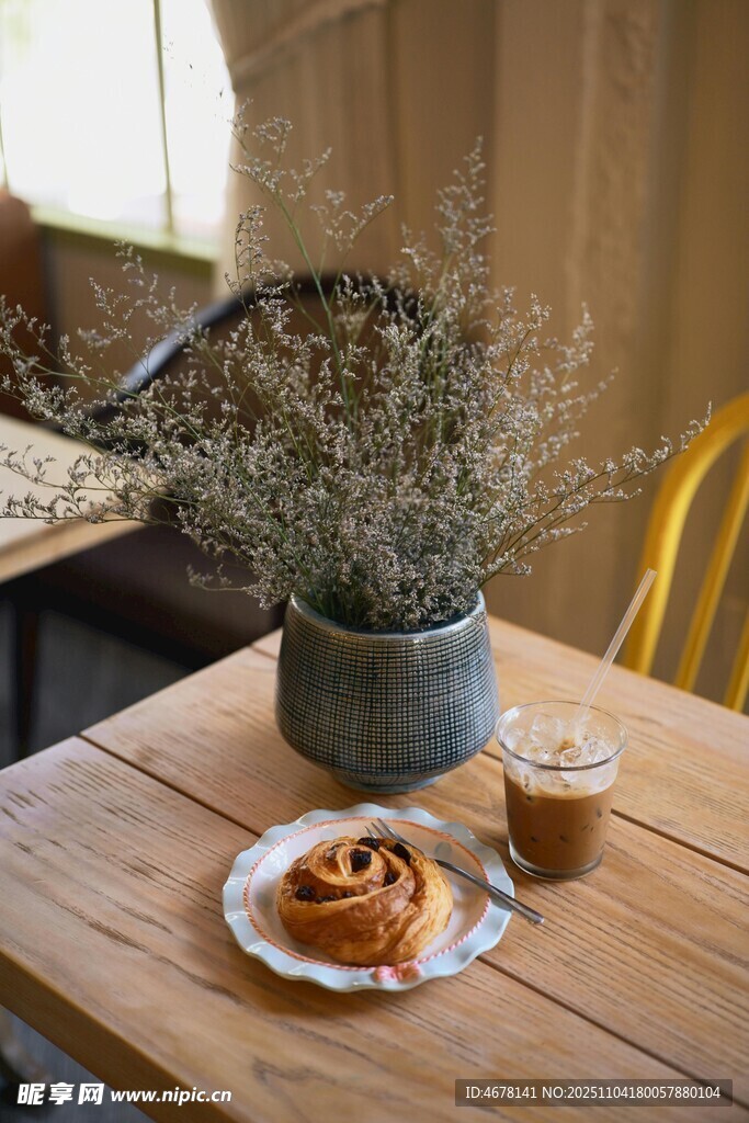 木質(zhì)桌上的美味甜點(diǎn)與綠植