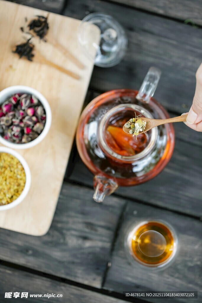 多樣茶飲與茶具展示