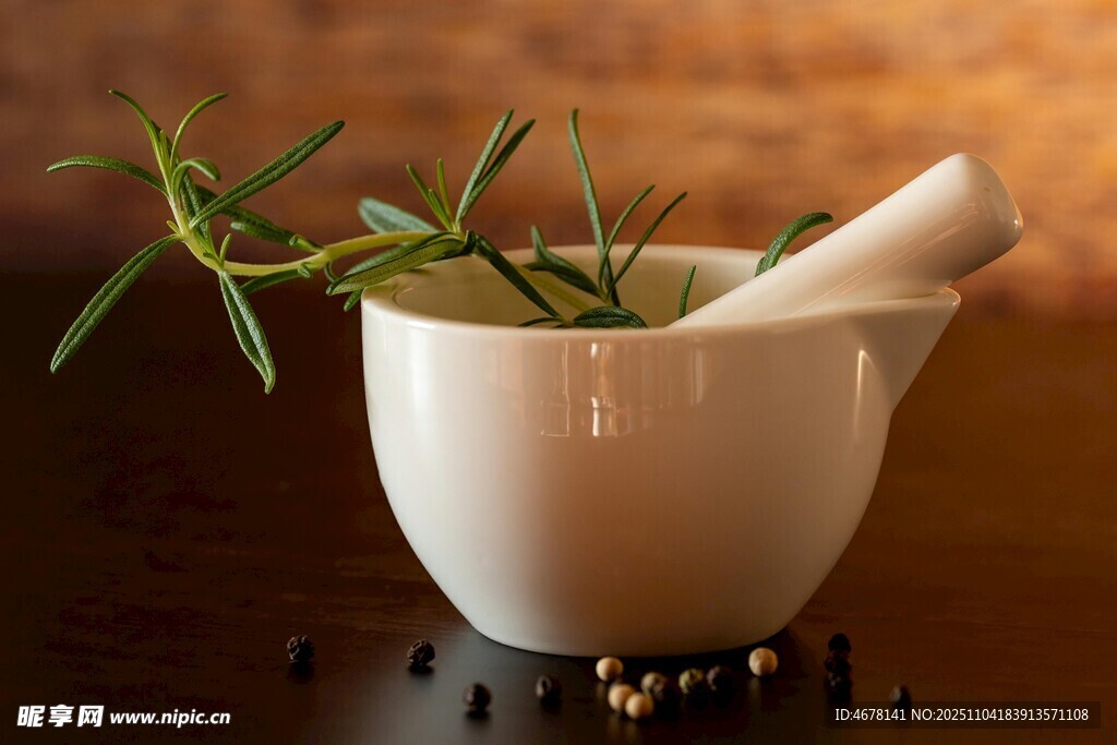 研缽中的迷迭香與香料