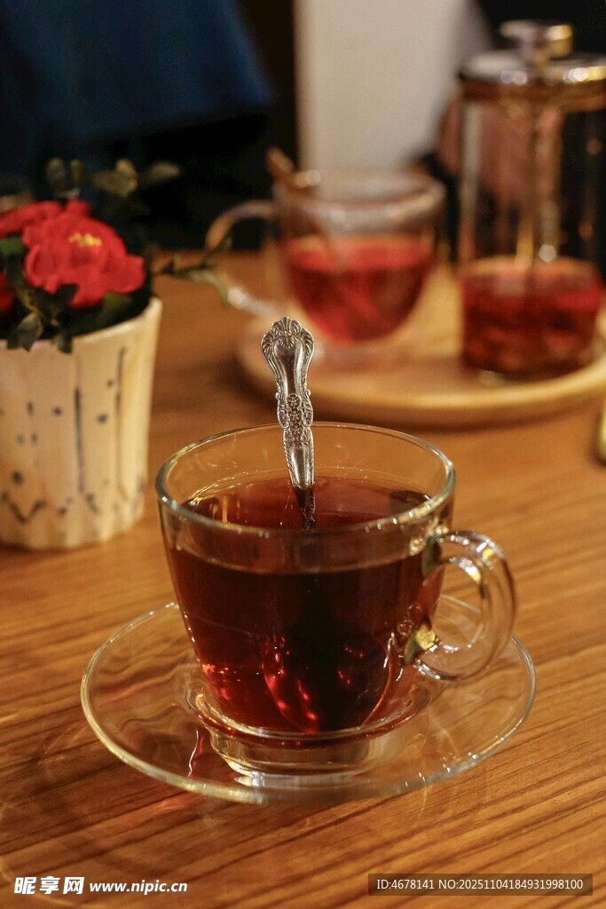 溫馨茶室中的一杯熱茶