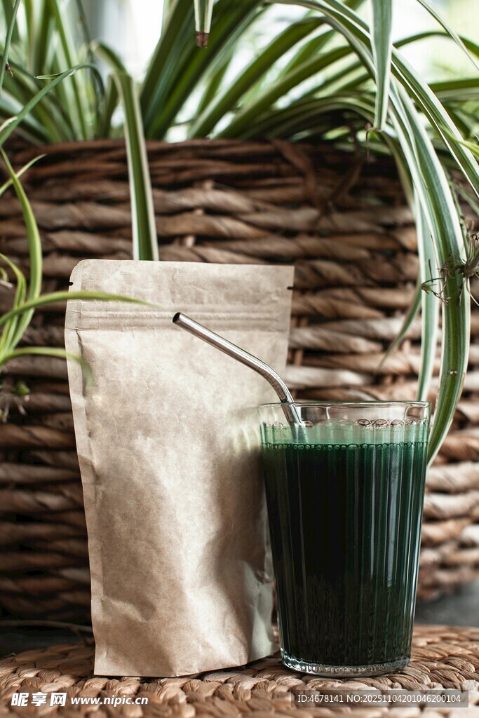 綠色植物旁的飲品與袋裝物