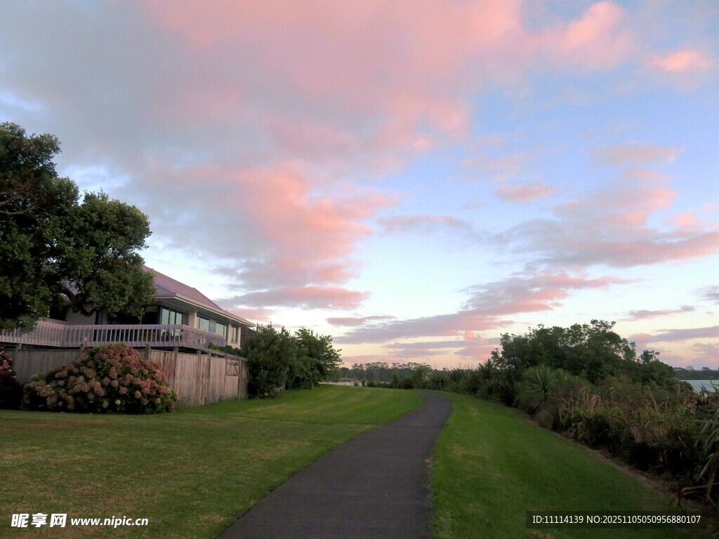 黃昏下海濱小鎮(zhèn)絢爛云彩