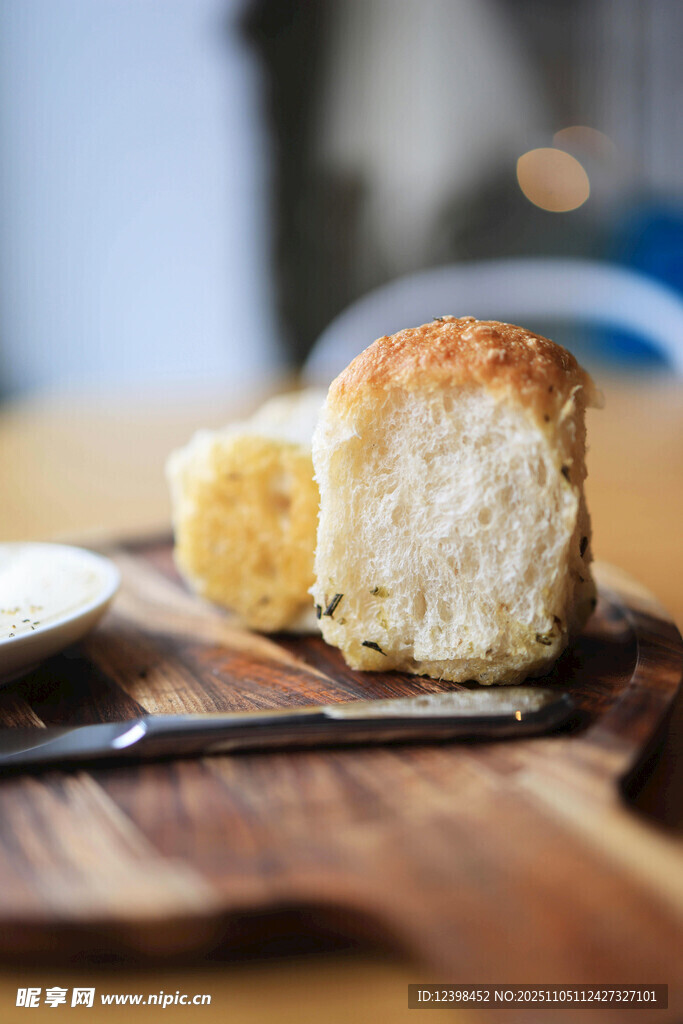 美味松軟面包置于木砧板上