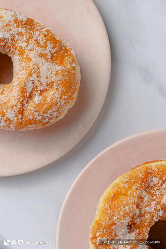 兩盤美味撒糖甜甜圈