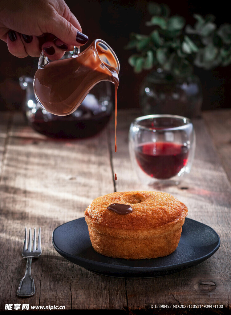 手沖咖啡搭配美味糕點(diǎn)