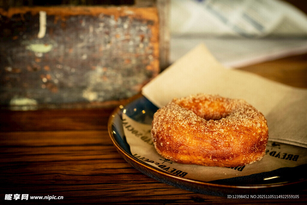 木桌上的美味撒糖甜甜圈