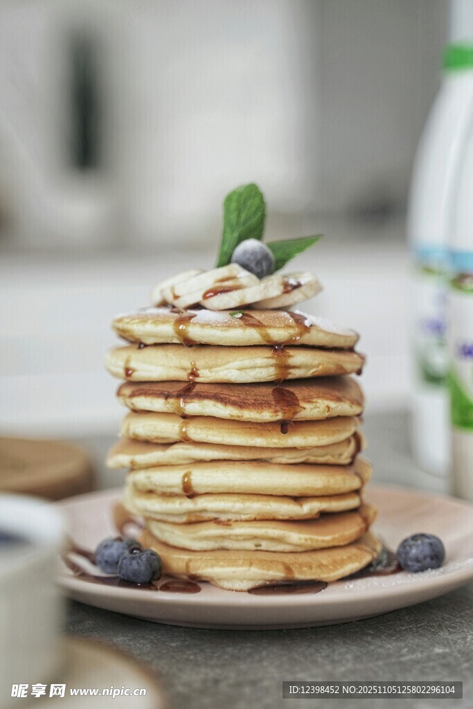 美味藍莓松餅堆疊誘人