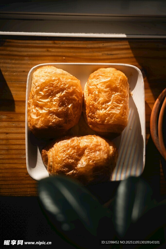 美味油炸小食擺放在盤中