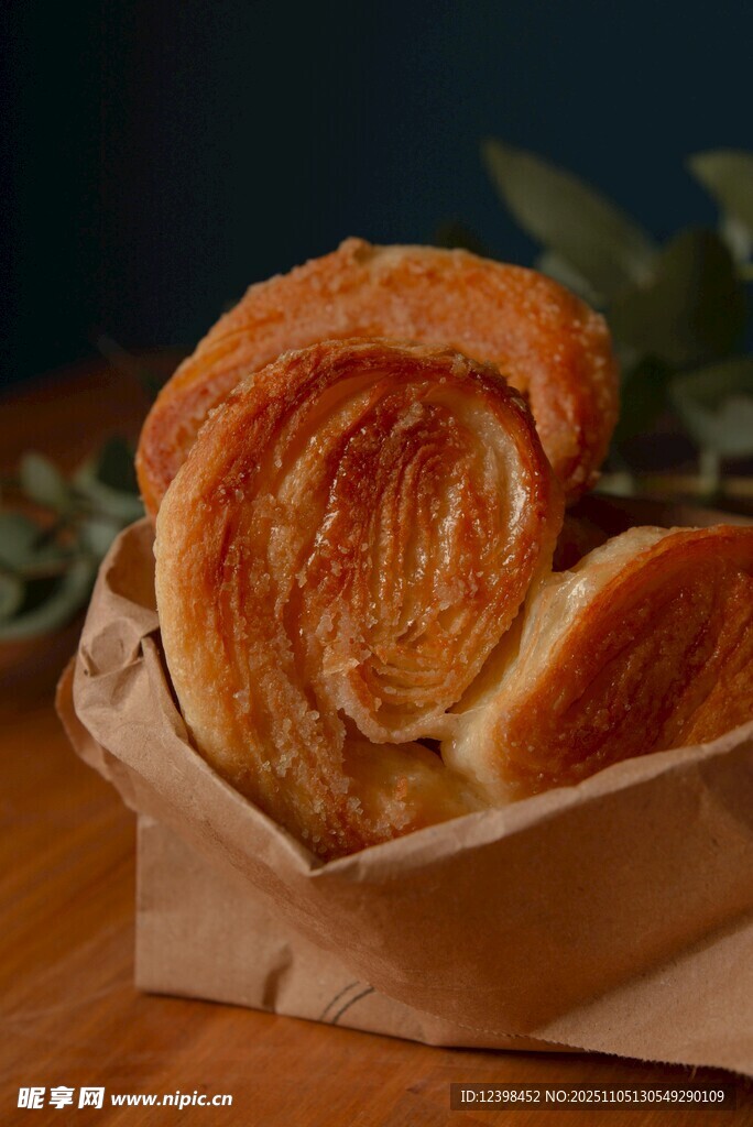 美味烘焙面包置于紙袋中