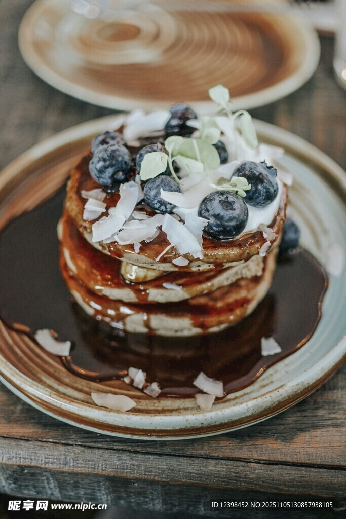 美味藍(lán)莓松餅擺于盤(pán)上