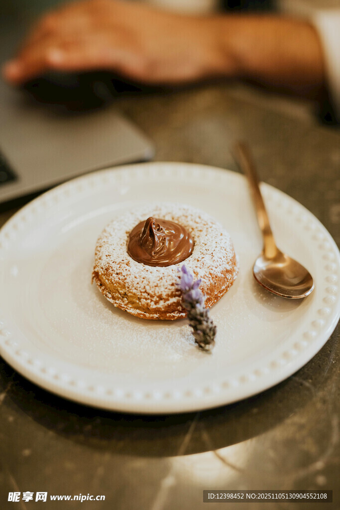 精致甜點搭配優(yōu)雅餐具