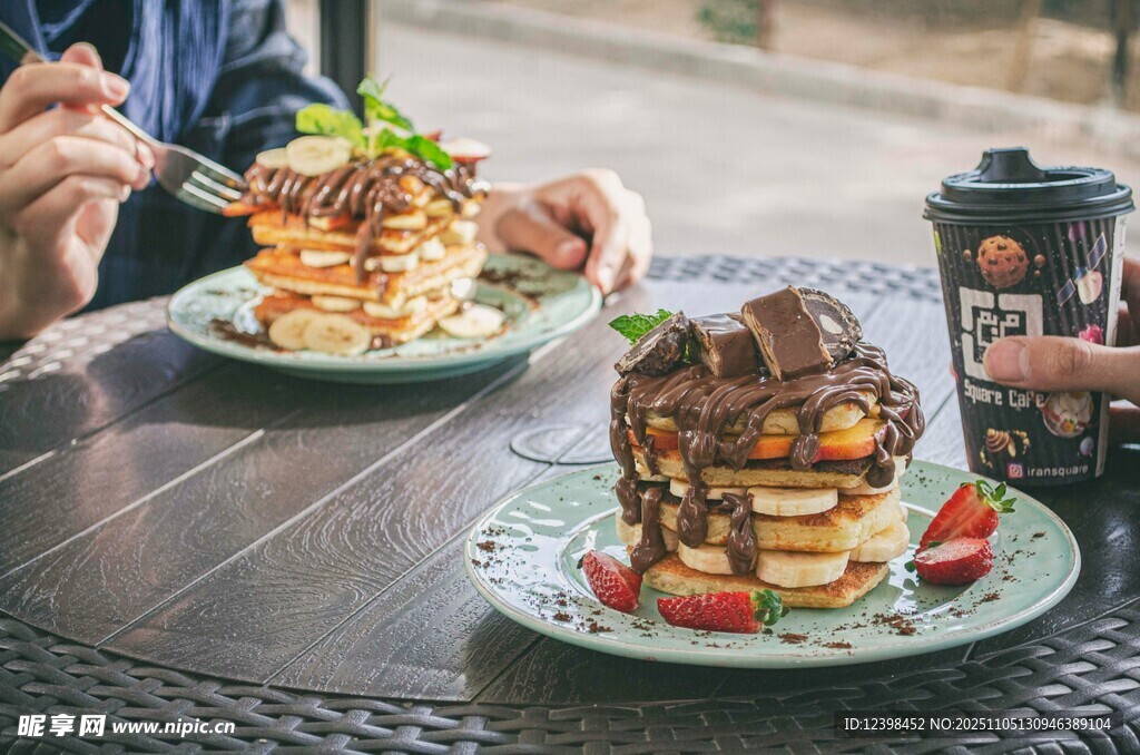 美味松餅搭配新鮮草莓