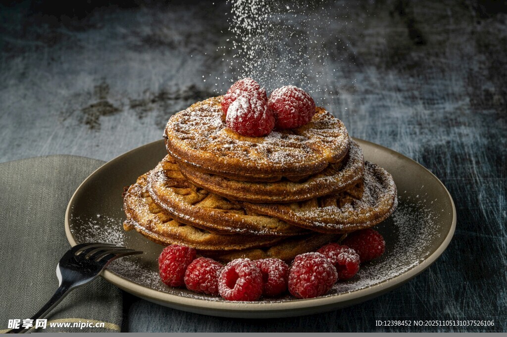 美味草莓松餅堆疊