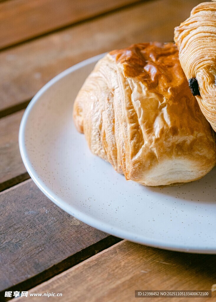 美味面包置于木桌白盤上