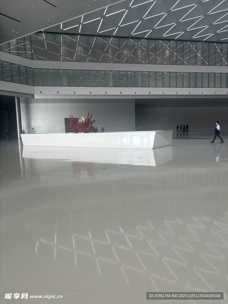 現(xiàn)代風(fēng)格寬敞室內(nèi)空間