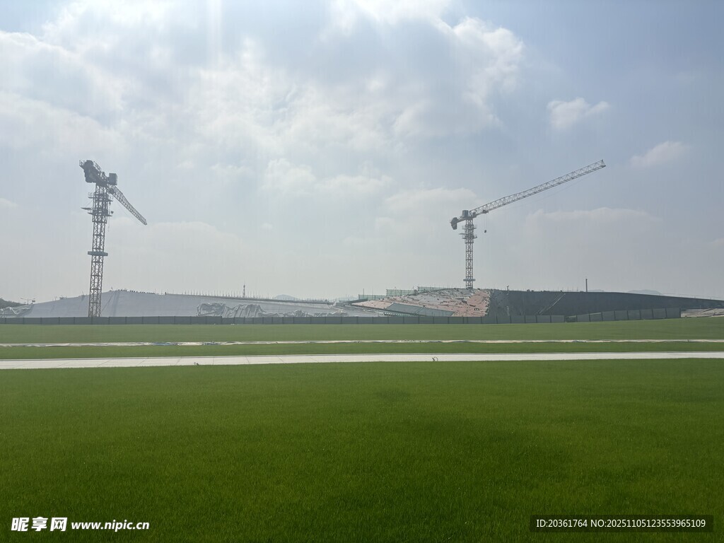 草原上的風(fēng)力發(fā)電機景觀