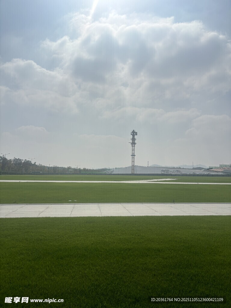 廣闊綠地與遠處高塔景觀