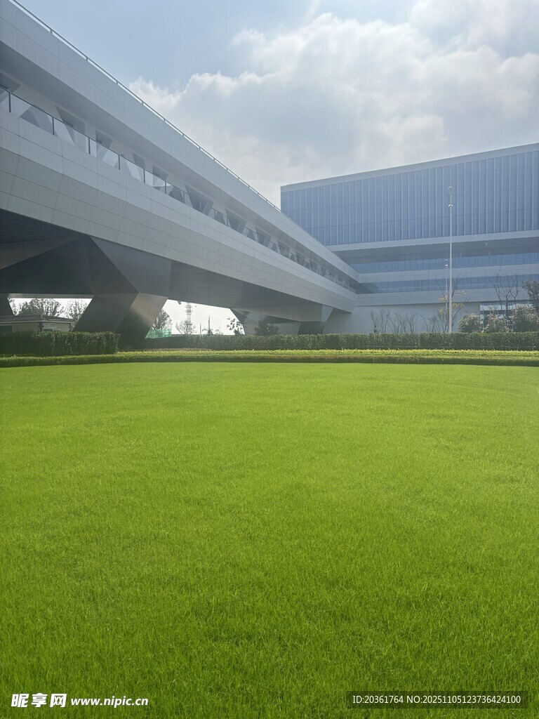 現(xiàn)代建筑旁的翠綠草坪