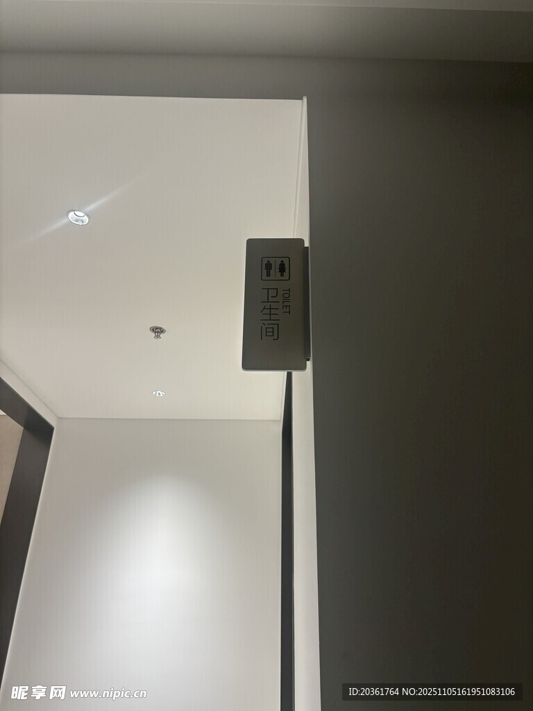 室內(nèi)角落的照明燈具