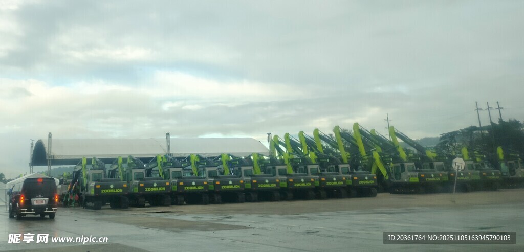 公路旁綠意盎然的田野景觀