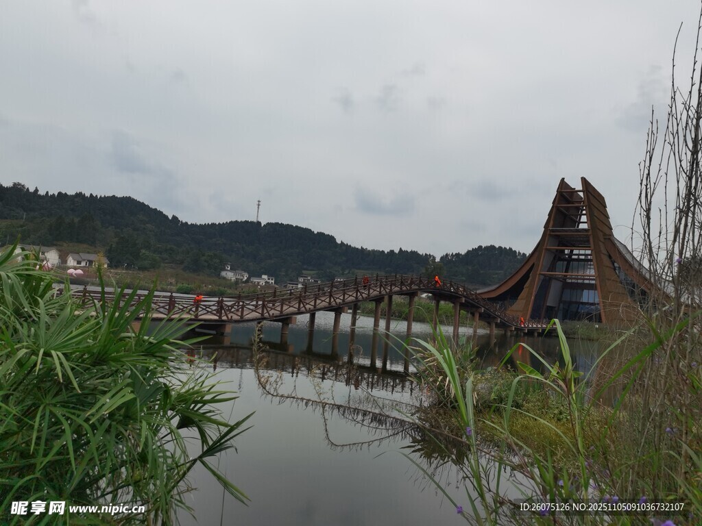 河畔木橋與遠(yuǎn)山風(fēng)景