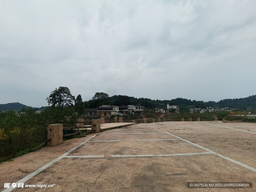 空曠戶外場(chǎng)地遠(yuǎn)山近景