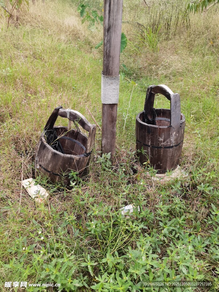 草地上的老舊金屬物件